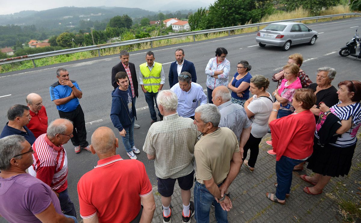 Reunión do alcalde con veciños de Mourente polas obras de saneamento