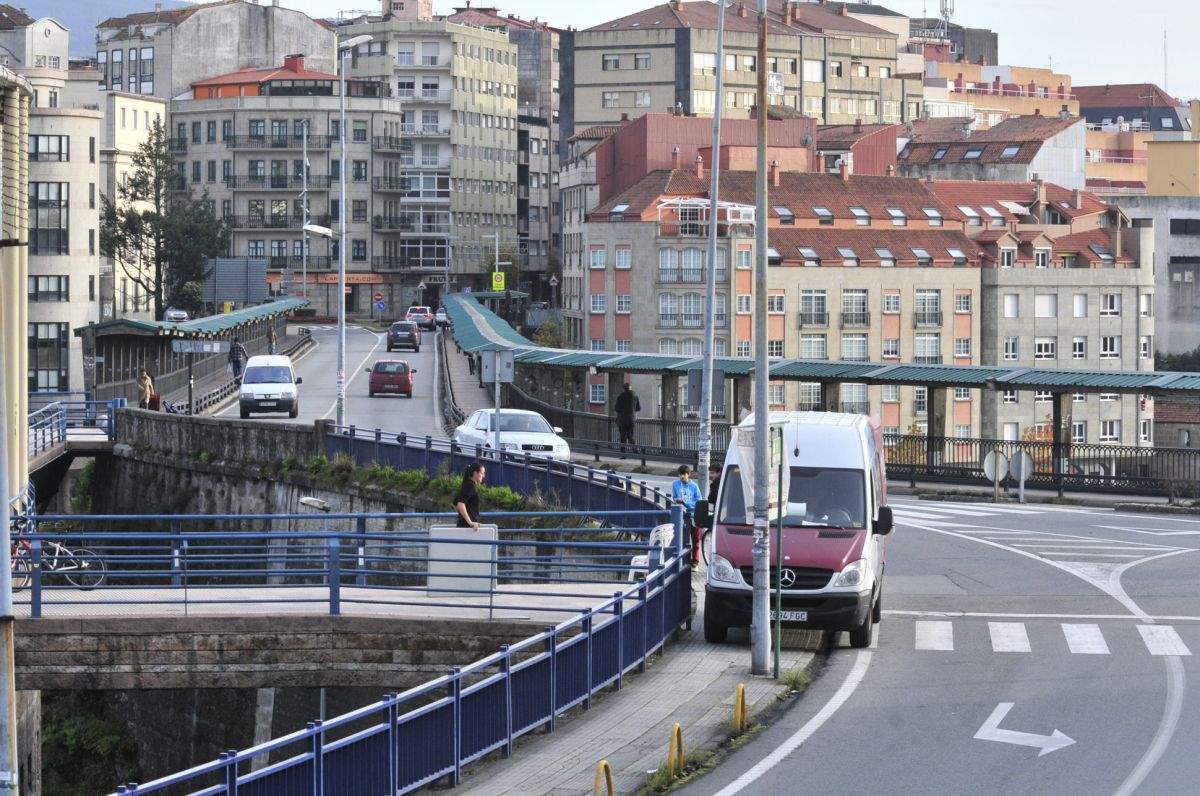 Tráfico en el puente de A Barca tras reabrirse el carril en sentido hacia Poio Tráfico en el puente de A Barca tras reabrirse el carril en sentido hacia Poio