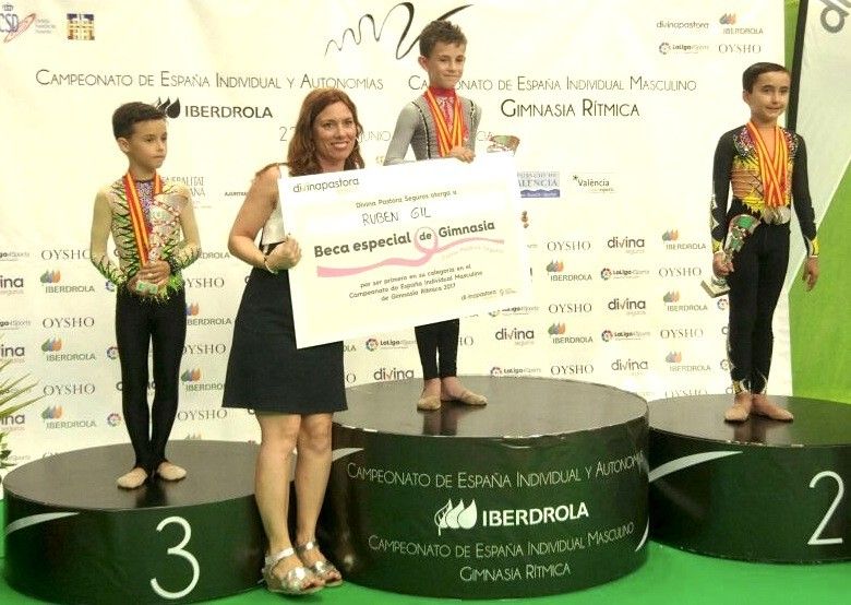 Roi Bouzas (izquierda) en el podio del Campeonato de España de Gimnasia Rítmica