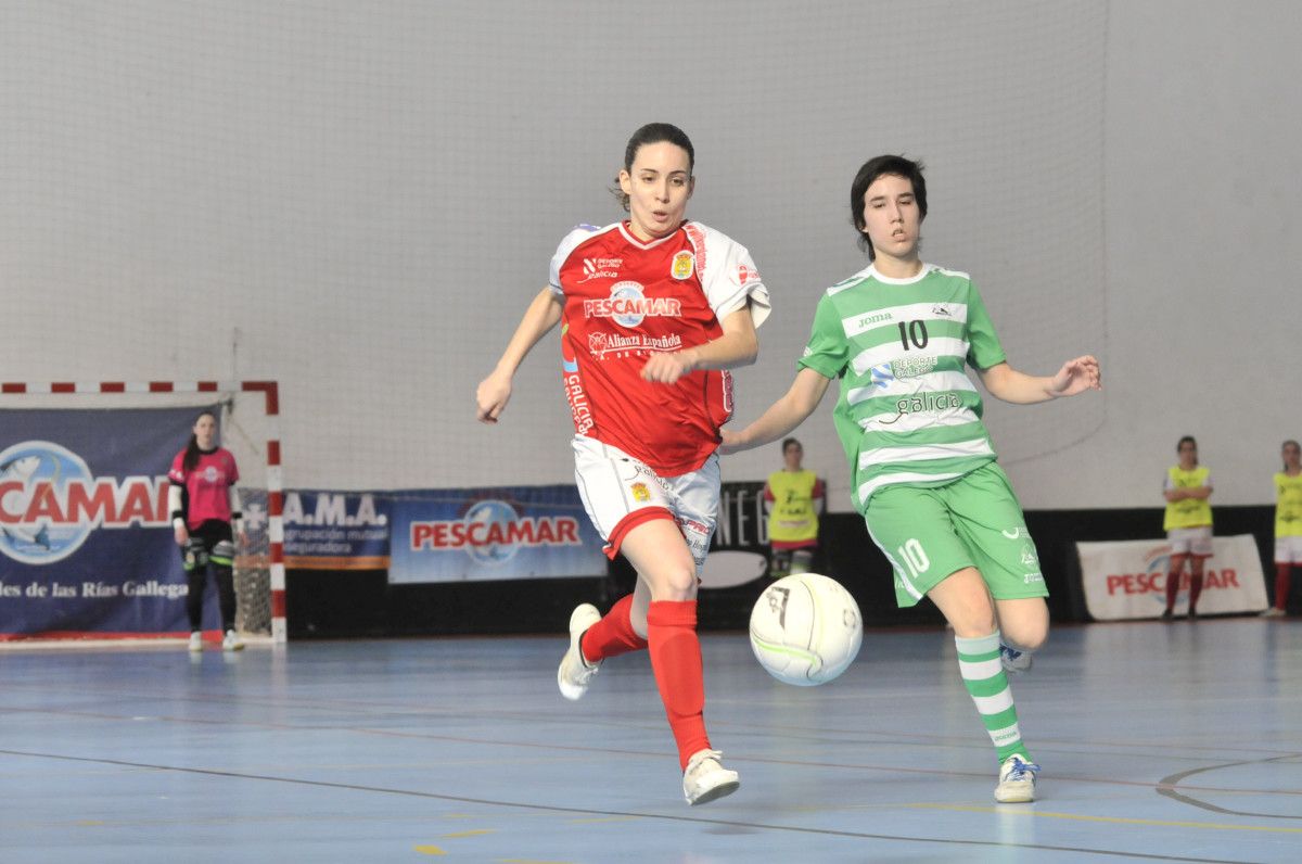 Iria Saeta (dereita) durante un partido entre Poio Pescamar e Cidade de As Burgas na Seca
