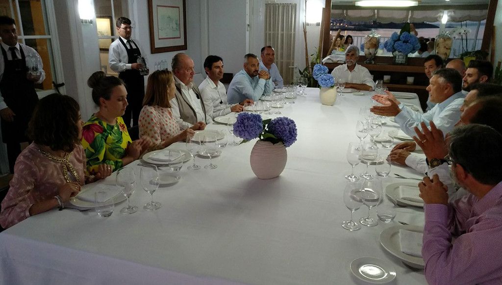 A corporación de Sanxenxo cea co rei emérito Juan Carlos I para celebrar a súa onomástica
