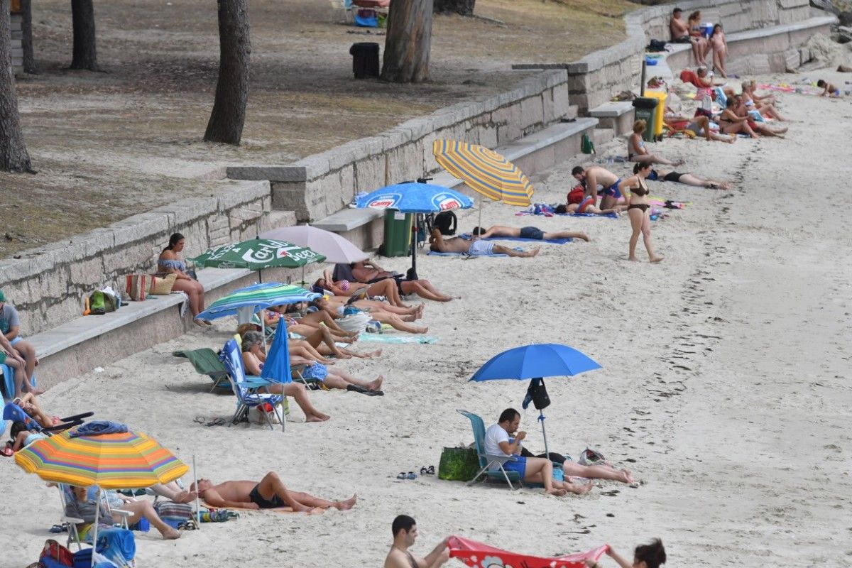 Domingo de bo tempo na praia de Lourido