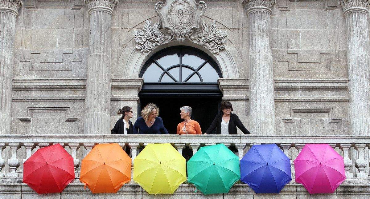 Bandera multicolor en la Casa Consistorial con motivo del Orgullo LGTBI
