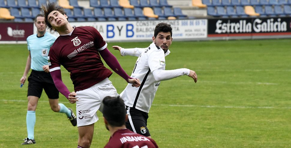 Carlos Ramos (dereita) no partido entre Pontevedra e Burgos en Pasarón