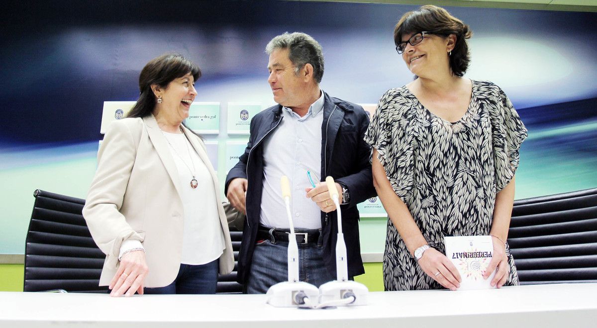 Conchi Pereiro, pregoeira das Festas da Peregrina, co alcalde e a concelleira de Festas