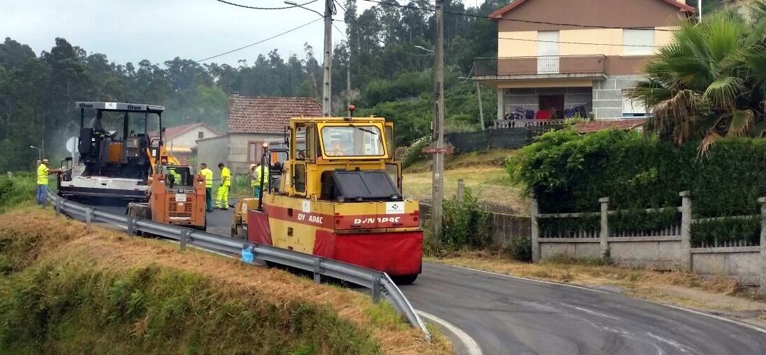 Trabajos para la instalación de 'lombos' en la carretera de Pintos, en Marcón