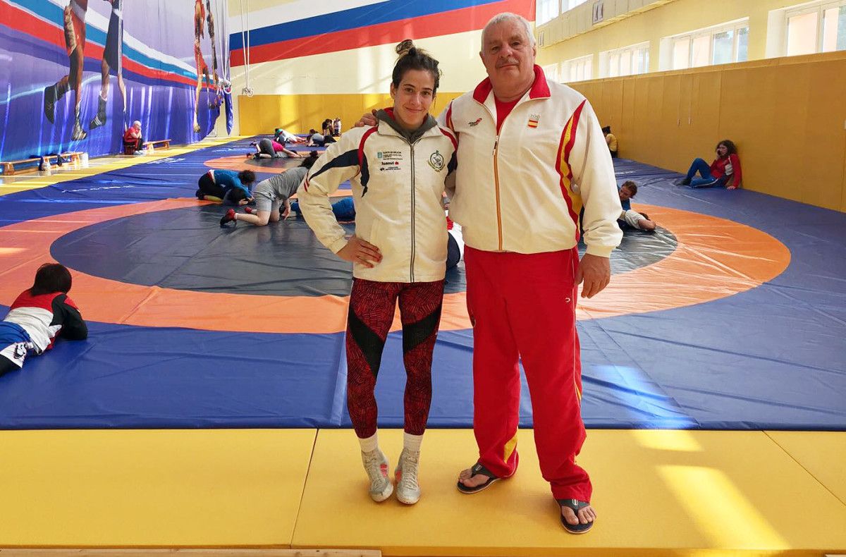 Lydia Pérez junto a su entrenador en la concentración que realizó en Rusia