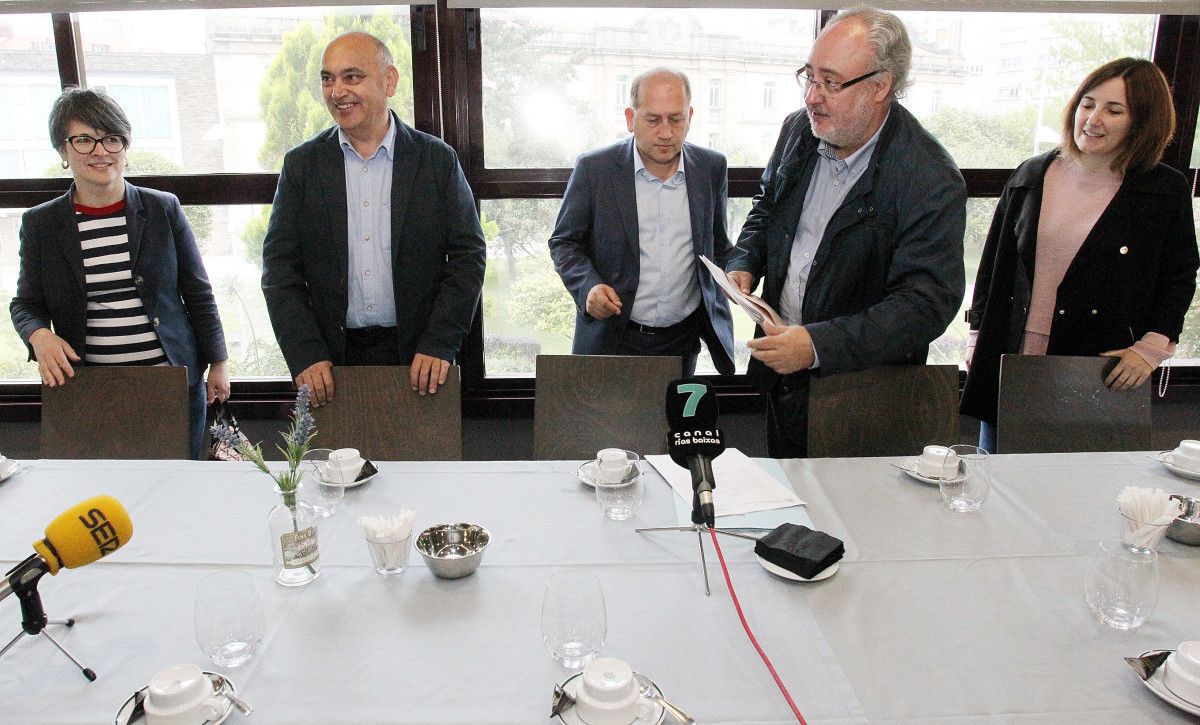 Xoaquín Fernández Leiceaga, en Pontevedra con integrantes da agrupación local do PSOE nun almorzo informativo