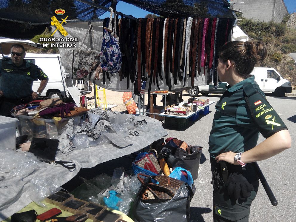 Intervención de la Guardia Civil en el mercadillo de Barro