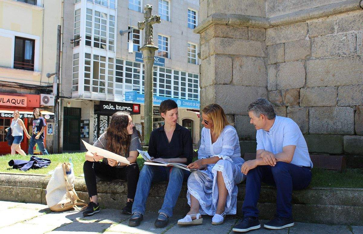 As ilustradoras galegas Blanca Escrigas e Isabell Seidel coa presidenta da Deputación, Carmela Silva