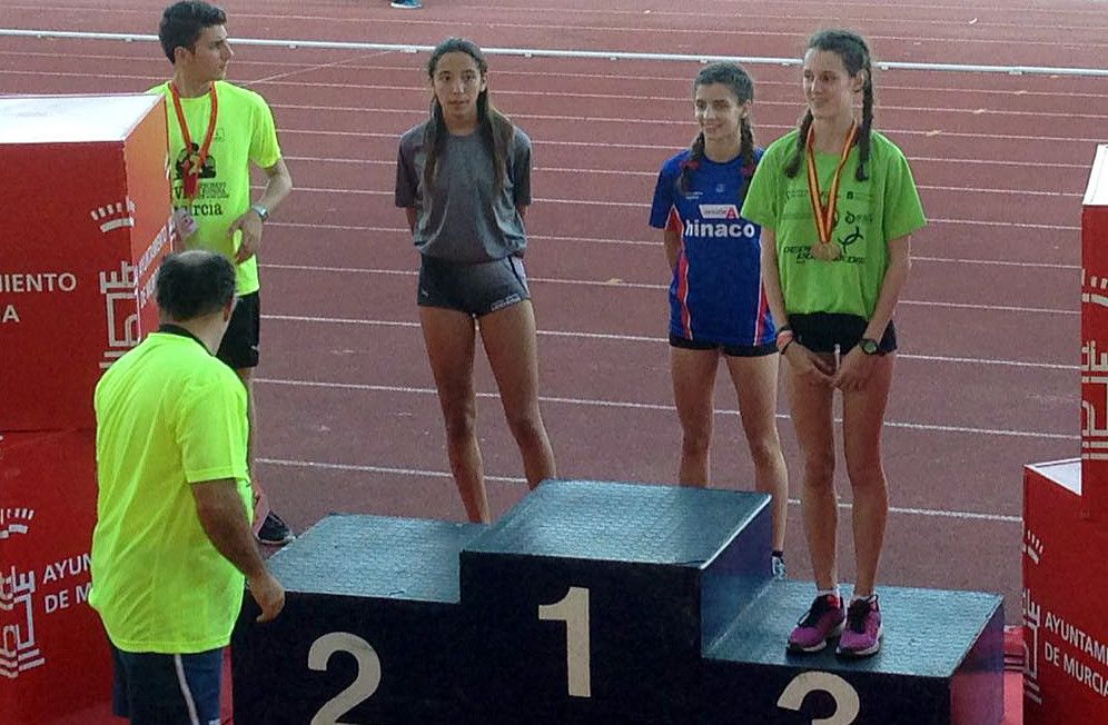 Paula de la Torre (dereita) no podio do Campionato de España Cadete de atletismo