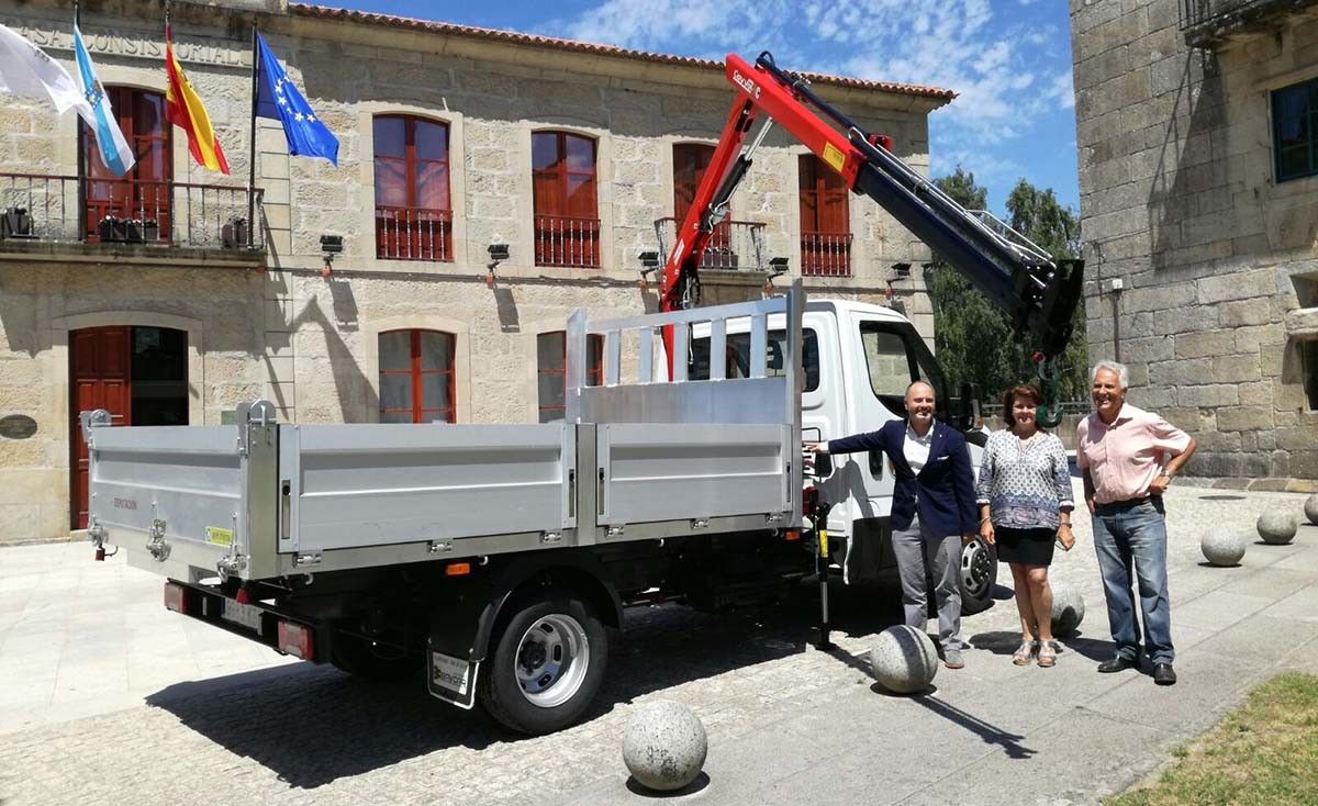 Entrega dun camión lixeiro ao Concello de Poio