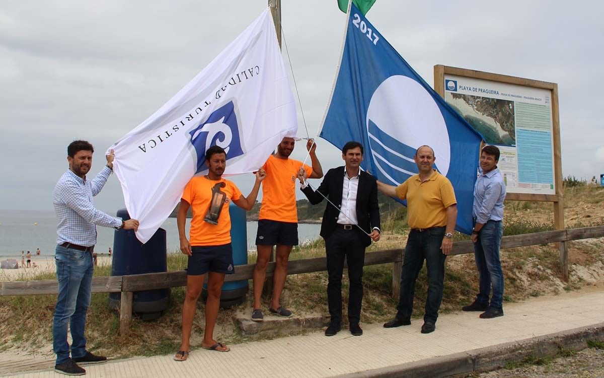 Izado de la bandera azul en la playa de Pragueira