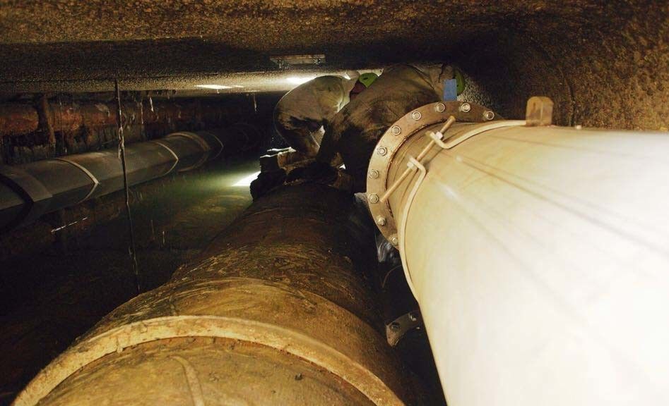 Obras de reparación dunha avaría de auga na galería da rede de abastecemento de Pontevedra na contorna do Club Náutico