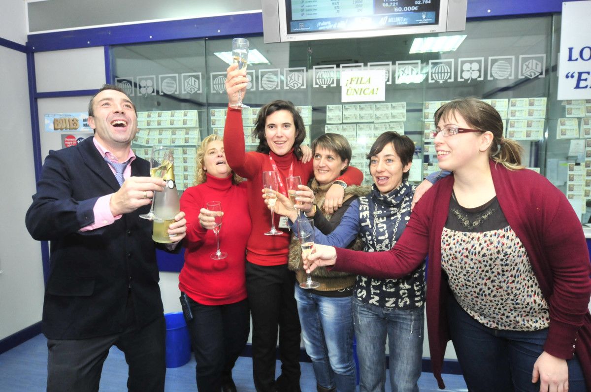 Celebración na administración de lotaría da Barca que vendeu un quinto premio do Sorteo de Nadal 2013