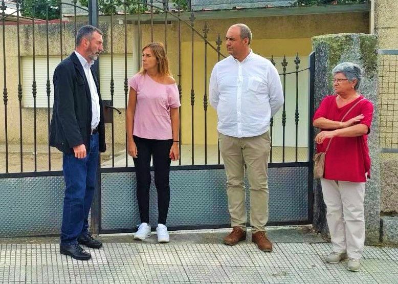 O alcalde de Barro na entrada do CEIP Amor Ruibal (arquivo)