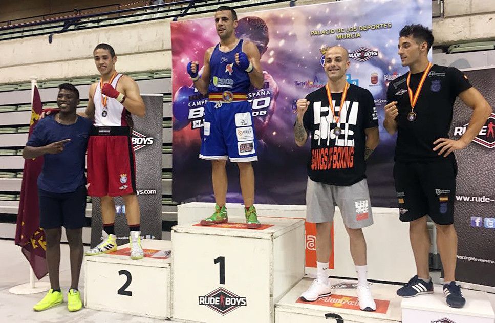 Aarón González (centro) tras proclamarse campeón de España de boxeo olímpico
