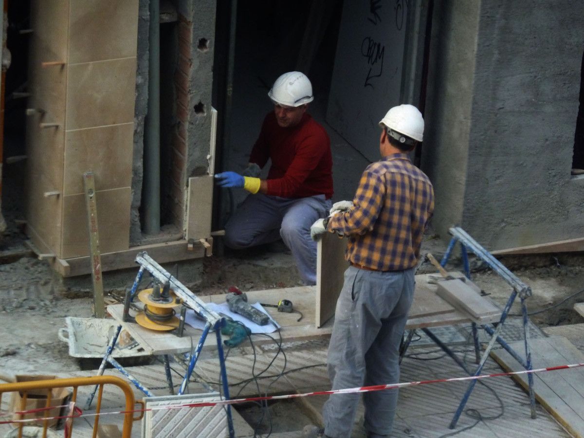 Obreiros facendo traballos de albanelería