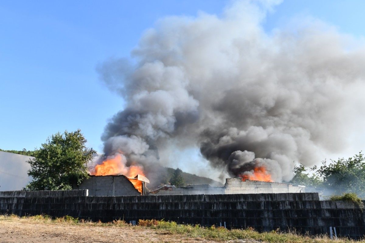Incendio nunha nave industrial en Calvelo