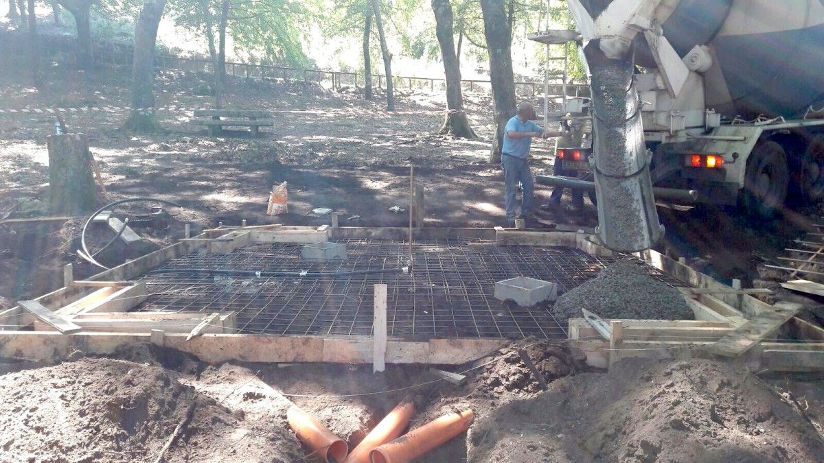 Construcción de los nuevos asadores en el Lago de Castiñeiras