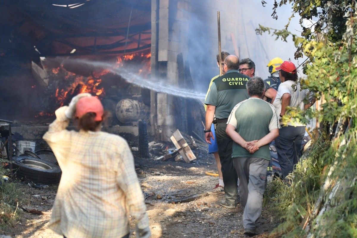 Incendio nunha nave industrial en Calvelo