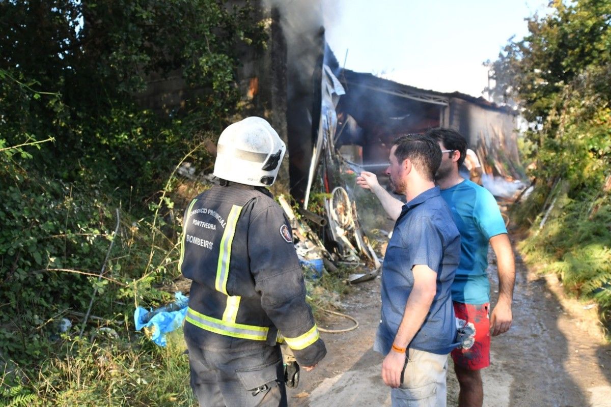 Incendio en una nave industrial en Calvelo