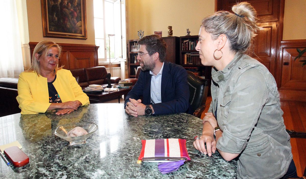 Carmela Silva recibe a Pablo Fernández, presidente de AJE Pontevedra, e a Lucía Pedroso