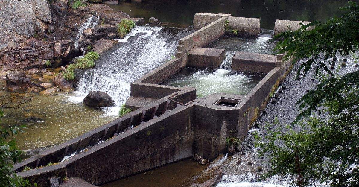 Estación de bombeo en el río Lérez