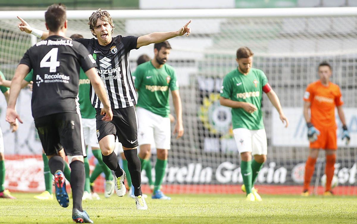 Diego Álvarez 'Prosi', celebrando el gol marcado al Rácing de Ferrol