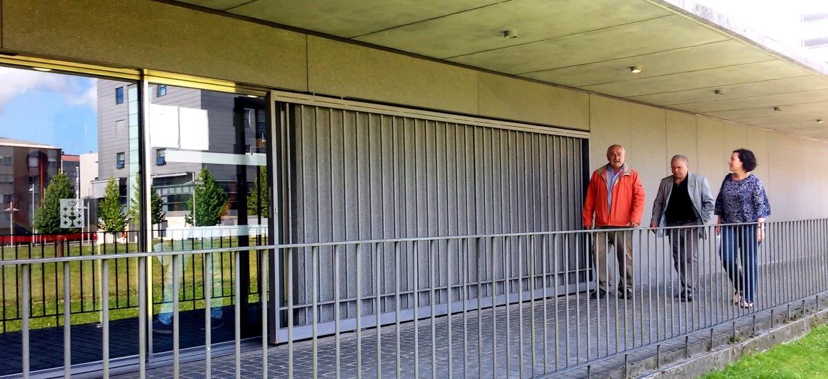 César Mosquera e Eva Vilaverde co director do Príncipe Felipe, José Ramón Couto, entran no edificio da Xunta de Galicia