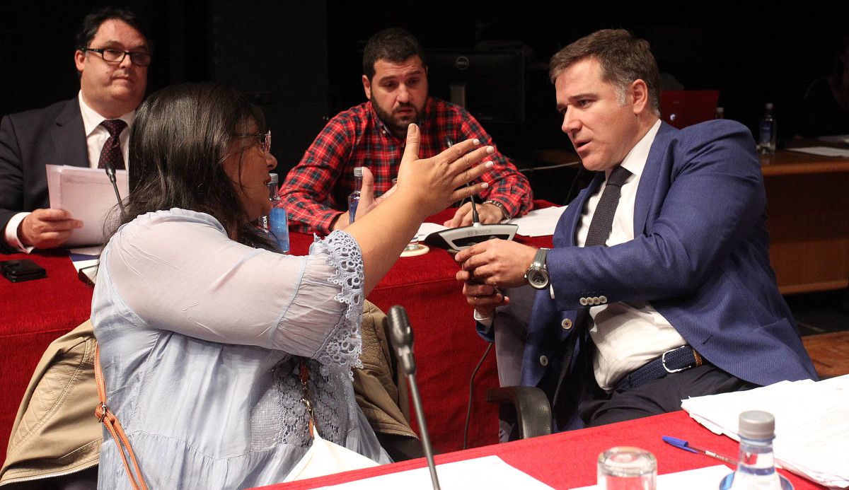 Jacobo Moreira dirigiéndose a su grupo municipal en el pleno de la corporación
