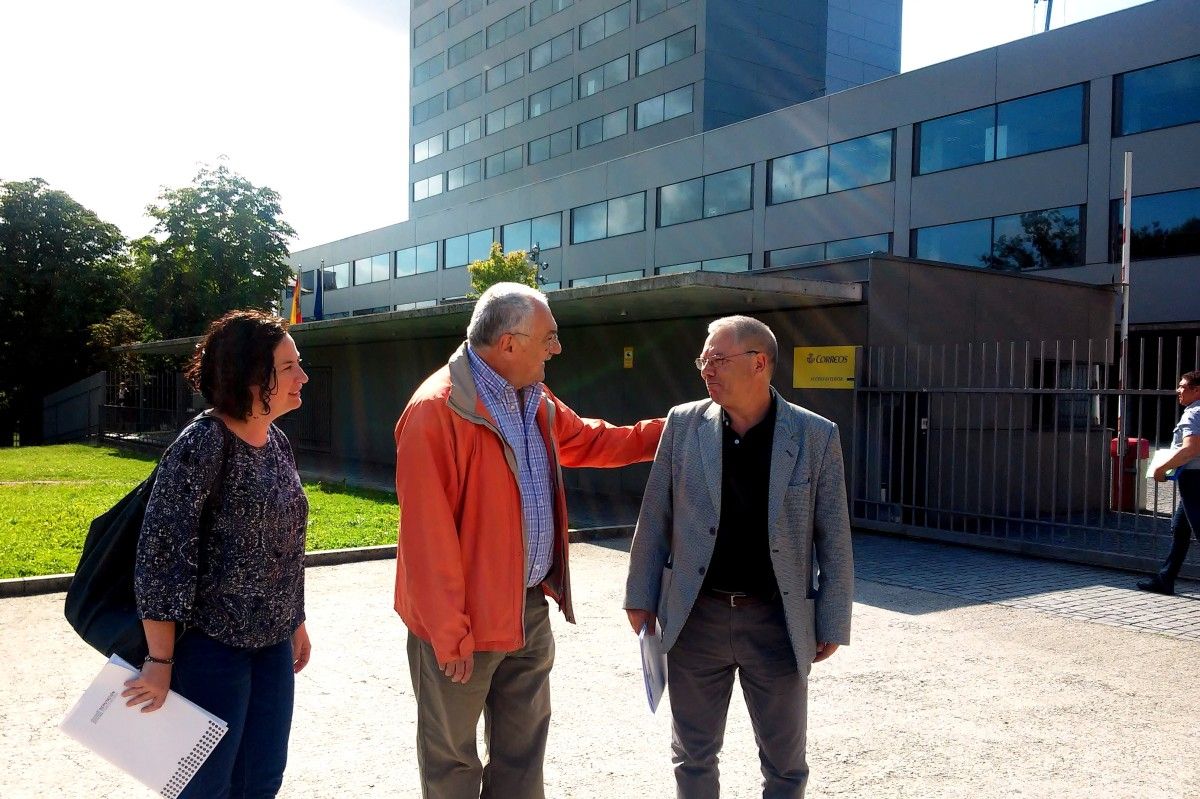 Eva Vilaverde e César Mosquera co director do Príncipe Felipe, José Ramón Couto, ante o edificio da Xunta de Galicia