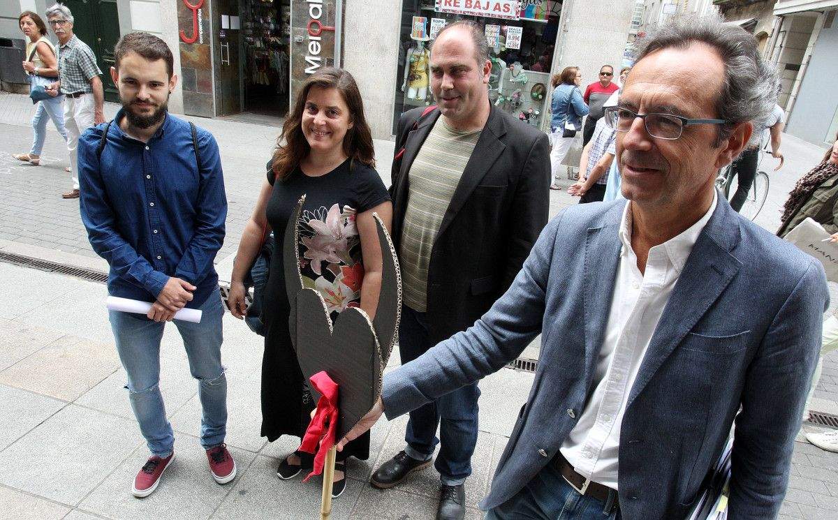 Entrega por parte de Marea de sinaturas recollidas 'Galicia Mellor sen Touradas' e Libera contra o convenio da Praza de Pontevedra