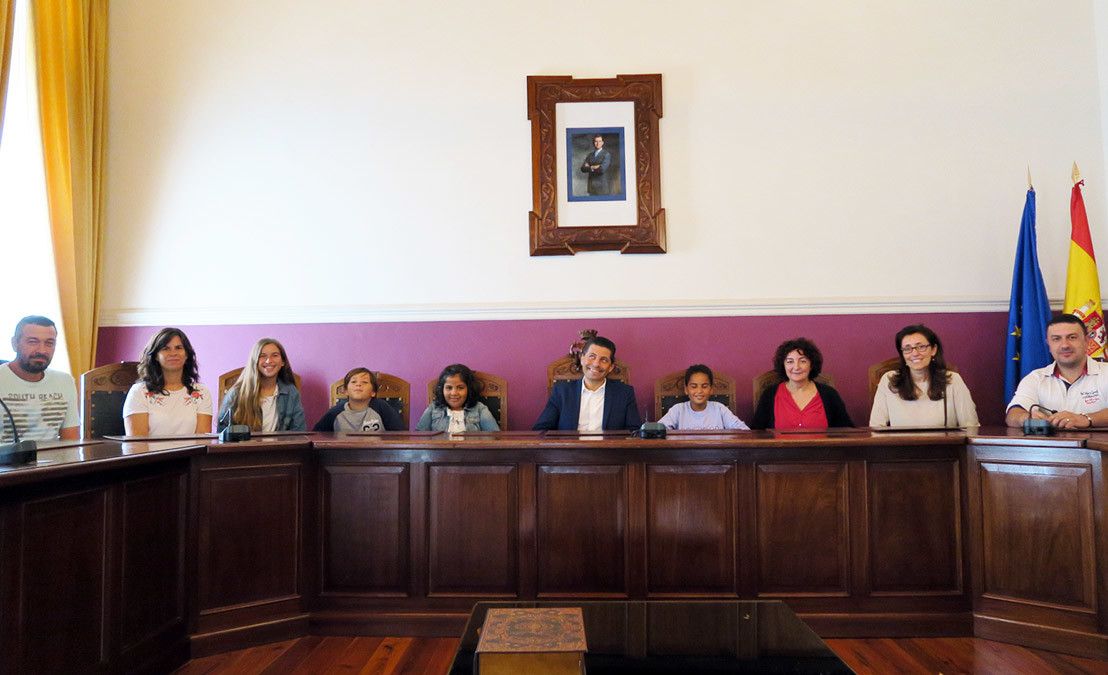 Recepción de Andrés Díaz a las niñas saharauis que veranean en Ponte Caldelas