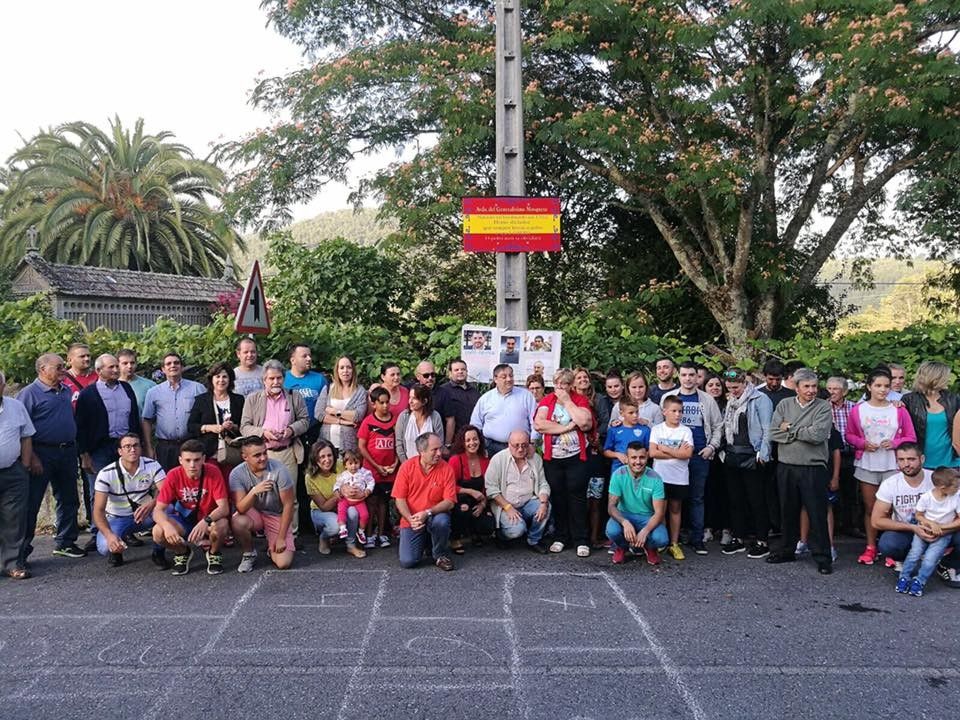 Veciños de Verducido participantes na "inauguración" da avenida Generalísimo Mosquera