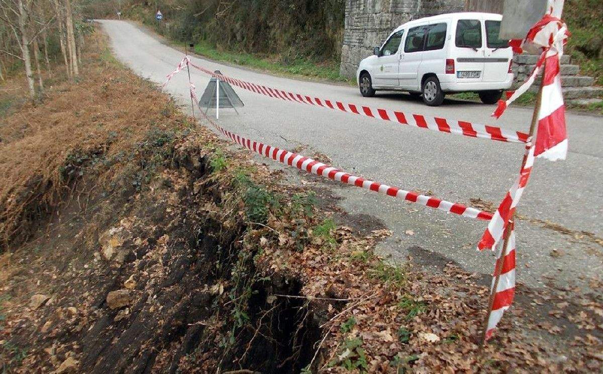 Estado da estrada entre Peso-Caroi, na Lama