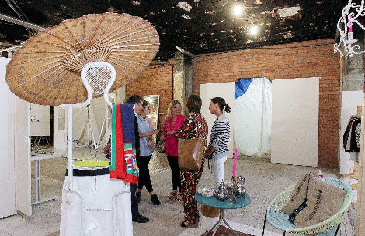 Visita de Lores a la tienda efímera de la Sétima Feira