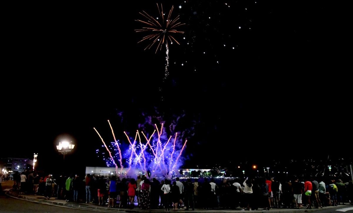 Tirada de fuegos artificiales en las Fiestas de Santiaguiño do Burgo 2017