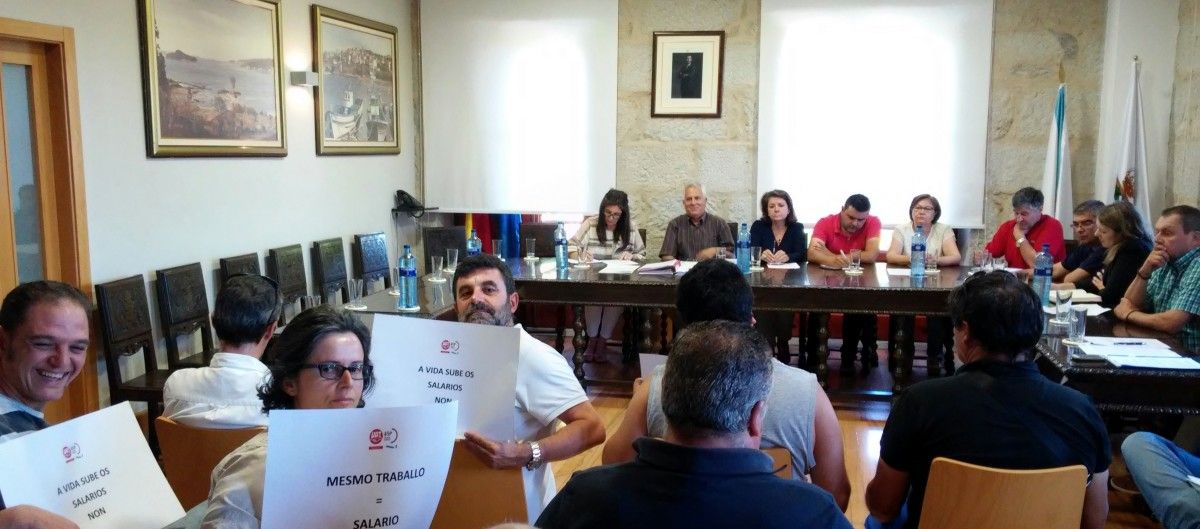 Protesta de los trabajadores de Valoriza en el pleno de Poio al que no asistió el grupo municipal del PP
