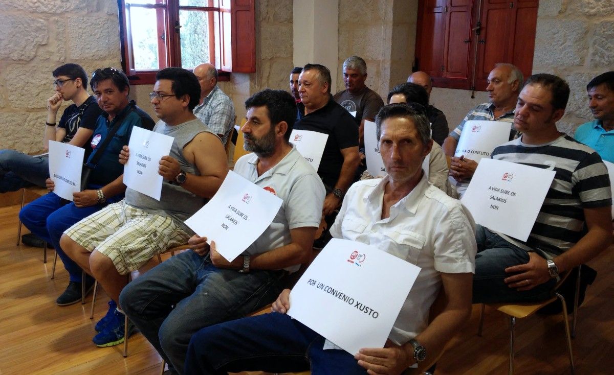 Traballadores de Valoriza no pleno de Poio