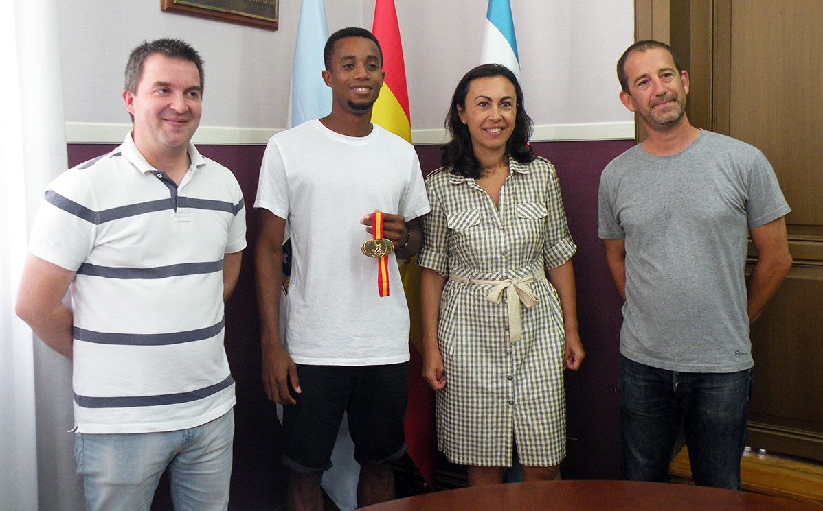 Recepción a Jean Marie Okutu en el Concello de Marín