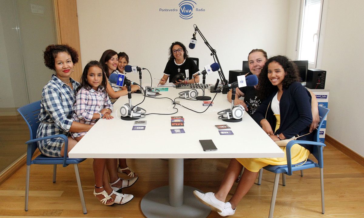 Rosana junto a Umlajut; Keny con Jadana y Iovana con Enguía en PontevedraViva Radio
