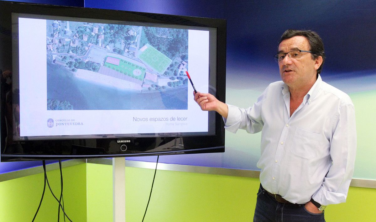 Raimundo González presentando el proyecto para Ponte Sampaio