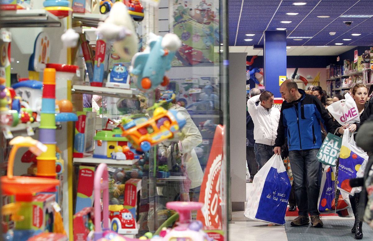 Compras en una juguetería de Pontevedra 