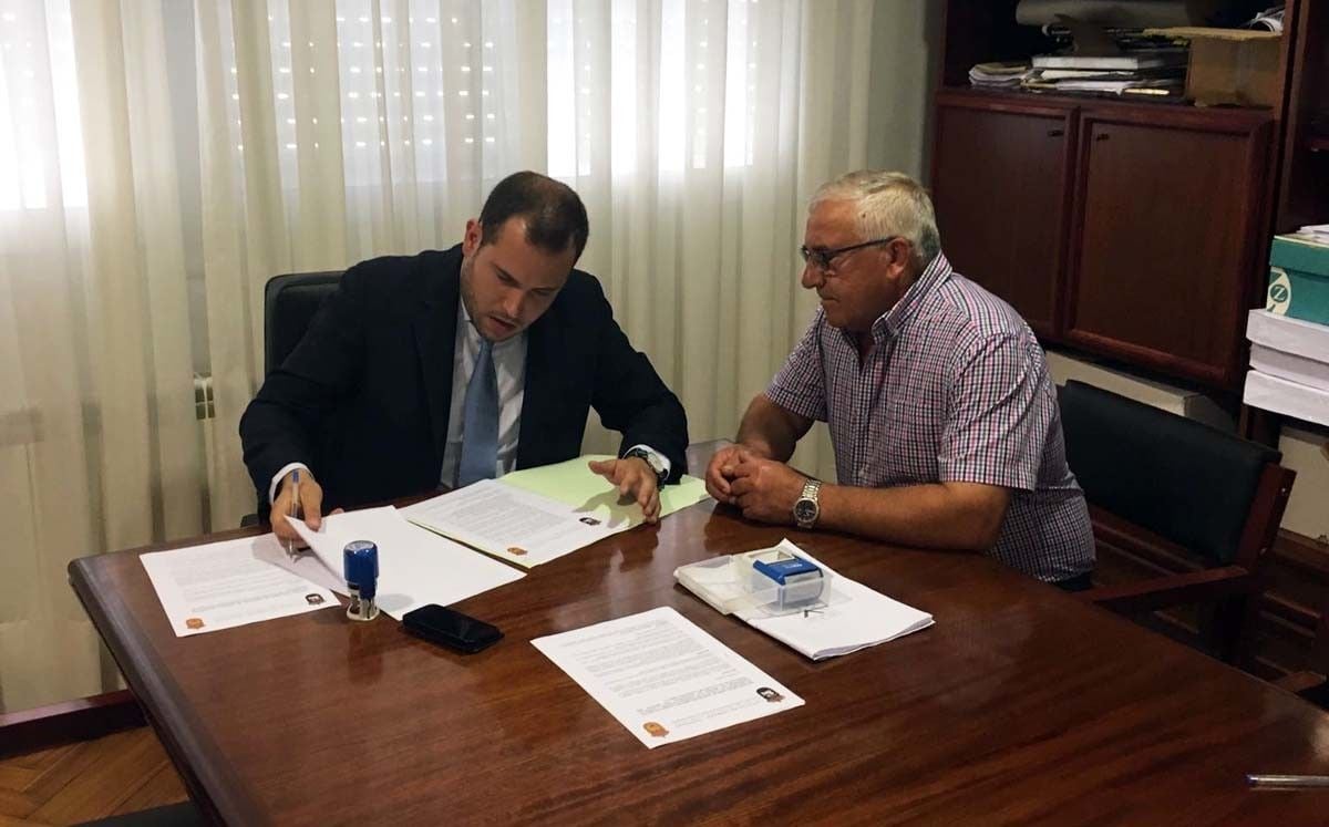 Sinatura do convenio entre Cerdedo-Cotobade e a comunidade de augas da Laxe