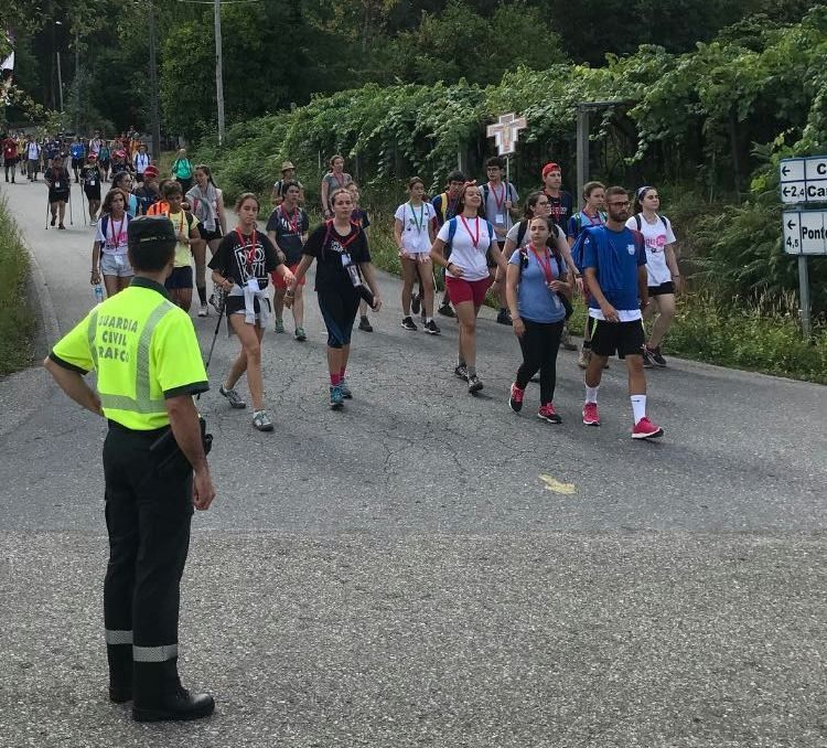 Un grupo de peregrinos pola estrada de Tomeza