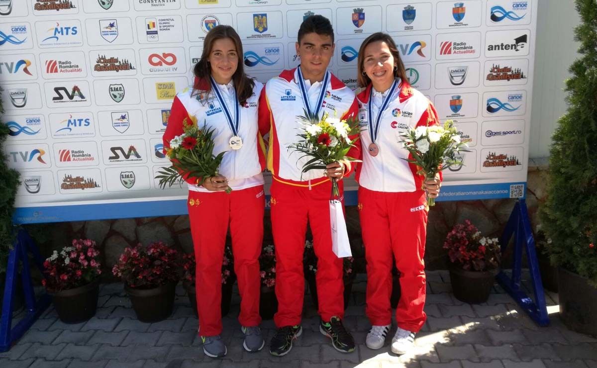 Pablo Graña, María Pérez y Antía Jácome, con sus medallas