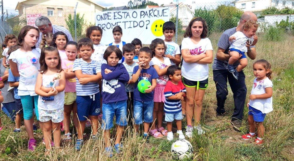 Concentración para reclamar o parque infantil en Médico Ballina