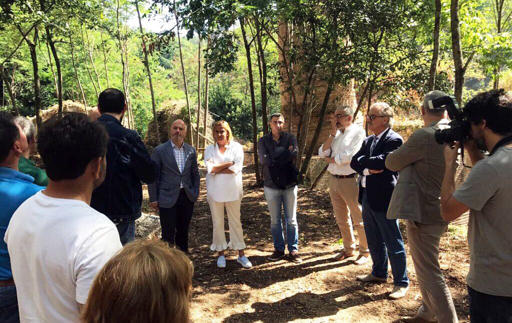Carmela Silva y Juan Manuel Rey en la finca de Segade