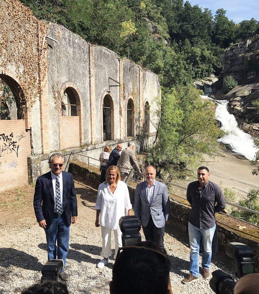 Carmela Silva y Juan Manuel Rey en la finca de Segade